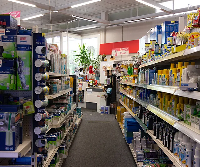 Regal mit Aquaristik-Produkten – Fischfutter, Filter und Zubehör im Zoofachmarkt Brändle Konstanz