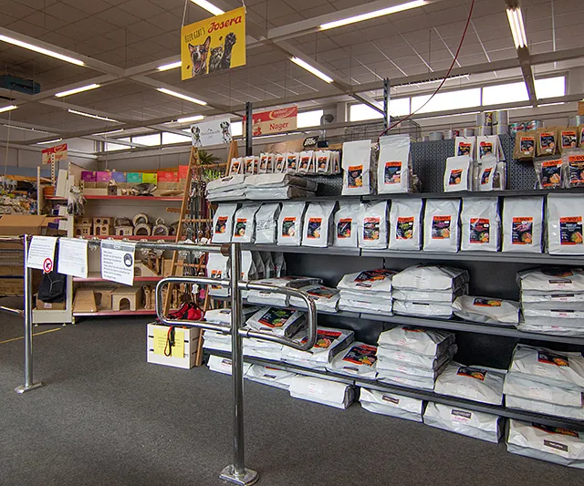 Eingangsbereich des Zoofachmarkts Brändle Konstanz mit Tierfutter von Josera und Zubehör für Kleintiere