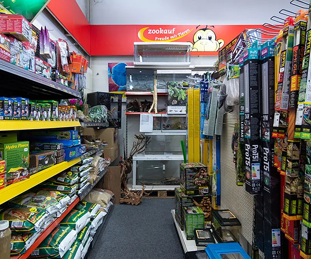 Terraristik-Abteilung im Zoofachmarkt Brändle Konstanz – Zubehör, Beleuchtung und Terrarien für Reptilien und Amphibien