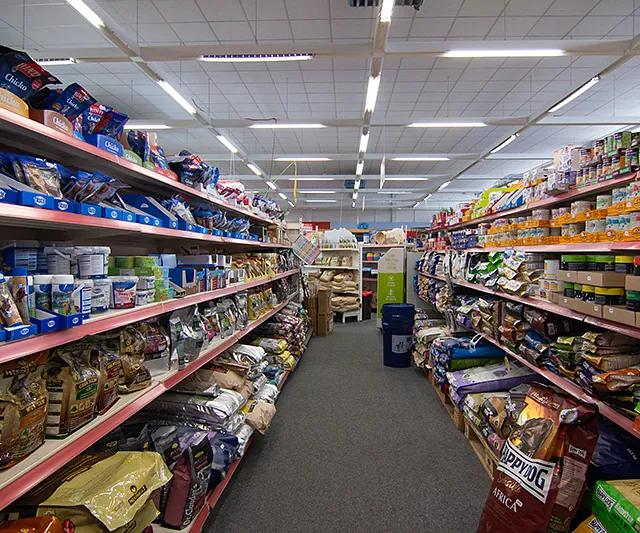 Tierfutter-Regale im Zoofachmarkt Brändle Konstanz – große Auswahl an Markenfutter für Hunde und Katzen