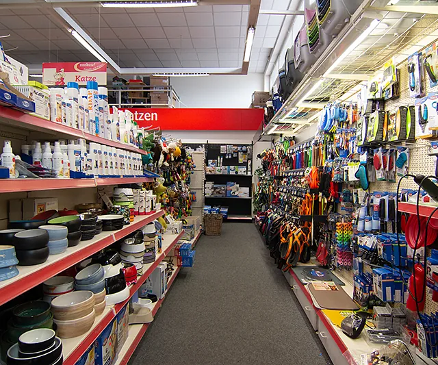 Katzenabteilung im Zoofachmarkt Brändle Konstanz – Pflegeprodukte, Näpfe und Spielzeug für Katzen