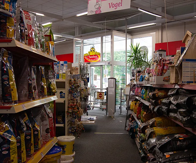 Vogelfutter und Tierzubehör im Verkaufsraum – Vogelbedarf beim Zoofachmarkt Brändle Konstanz