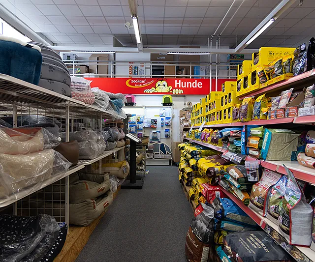 Hundeabteilung im Zoofachmarkt Brändle Konstanz – Hundefutter, Betten und Zubehör in großer Auswahl